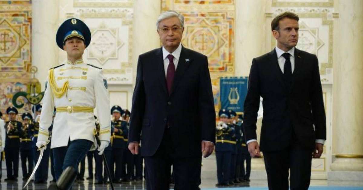 Тоқаев Ақордада Франция президентін қарсы алды