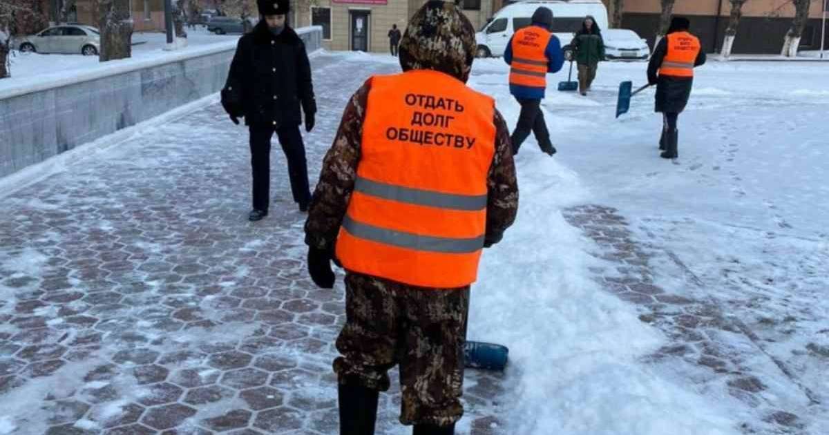 Қарызы — 3,7 млн. Қарағандыда балаларын асырамаған әке көше тазалауға мәжбүр болды