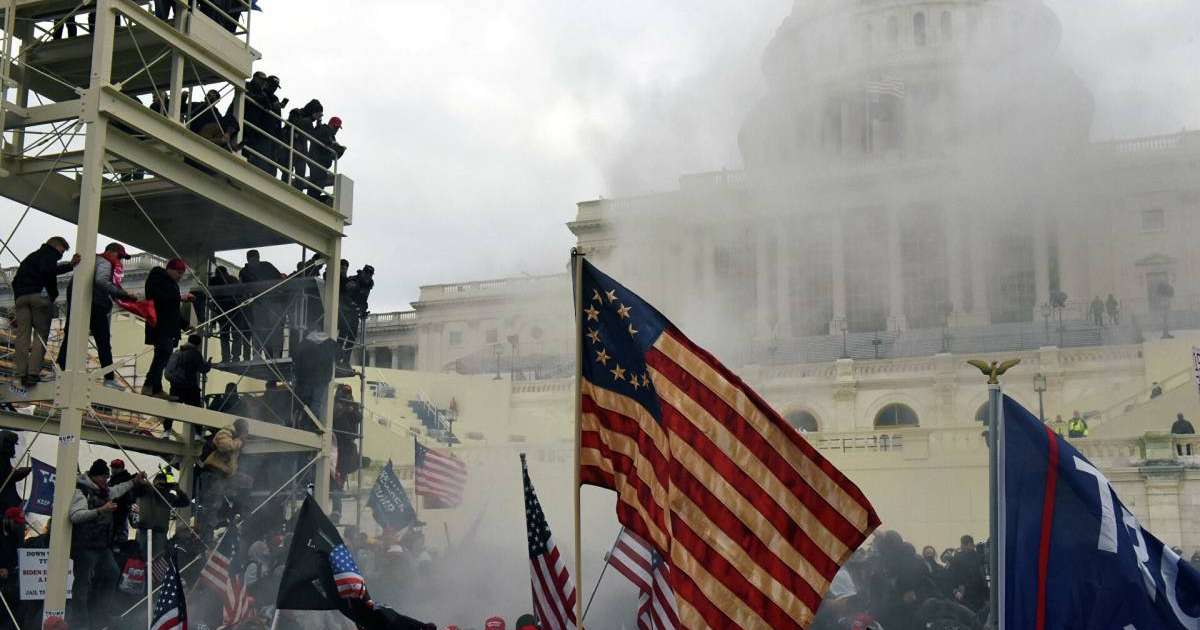 Трамп жақтастары Конгреске басып кірді. Атыс кезінде кемінде 5 адам жарақат алған