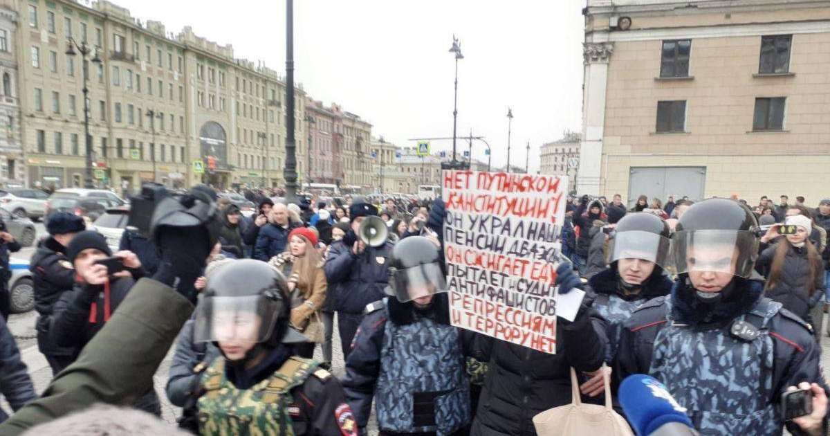 Петербургте Конституцияны өзгертуге қарсы шыққан ондаған адам ұсталды