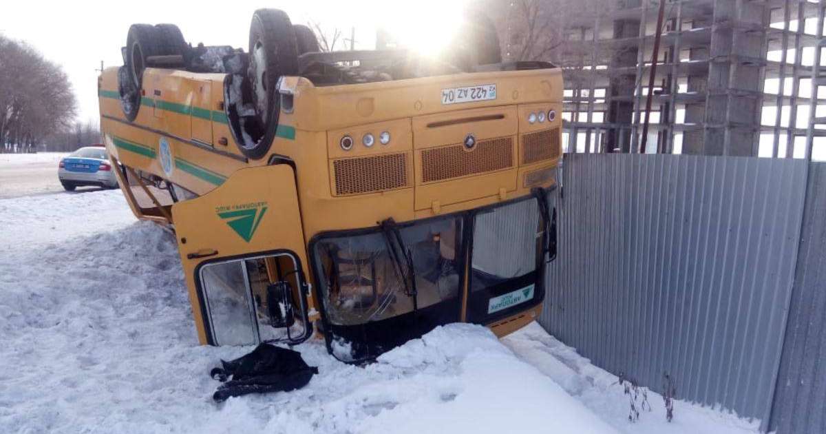 Ақтөбеде автобус пен жеңіл көлік соқтығысып, 26 адам ауруханаға жеткізілді
