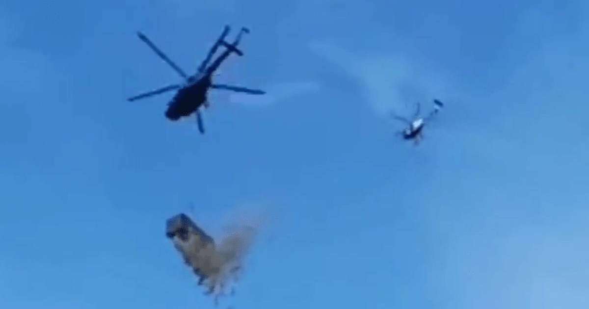 Чехияда бір долларлық купюрадан "жаңбыр" жауды (ВИДЕО)