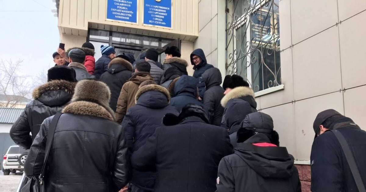 Аймақтан келген жүргізушілер биліктен шетелдік көліктерін тіркеуге жеңілдік талап етті