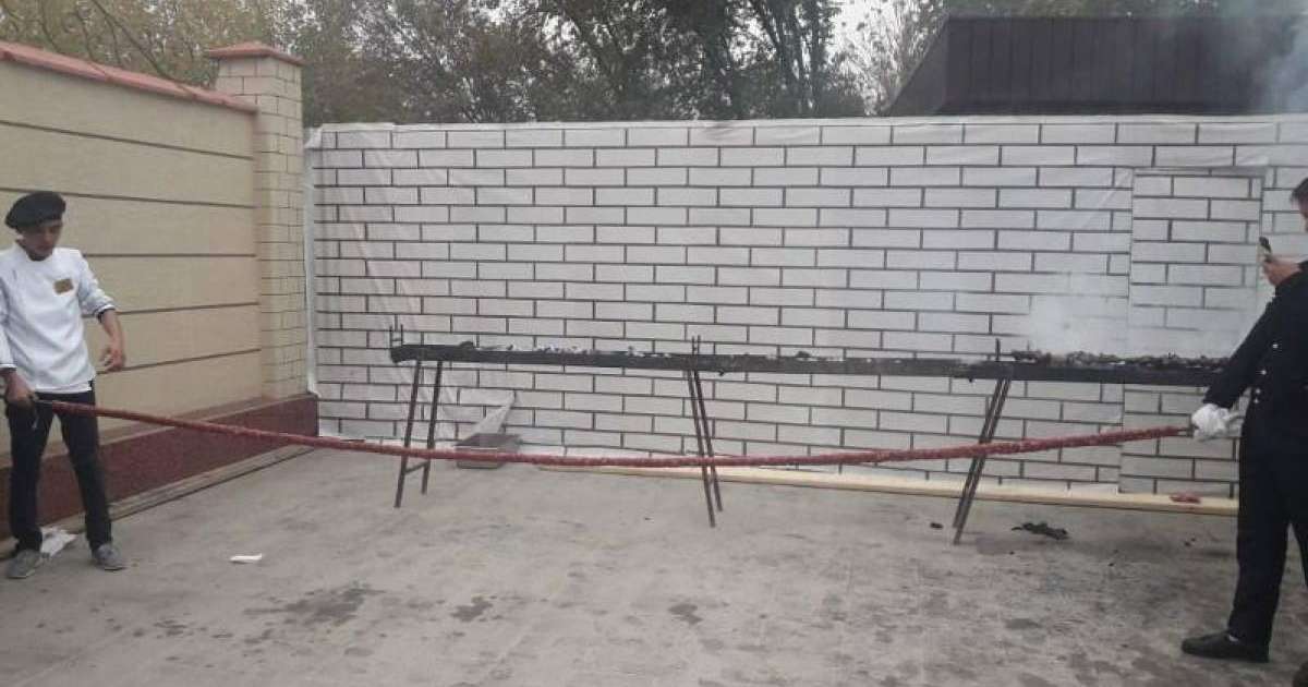 突厥斯坦州美食节现5米长烤肉