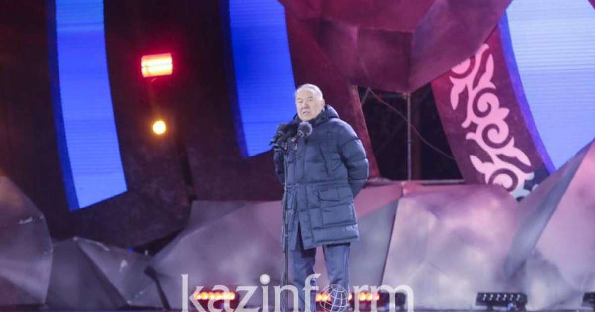 首任总统纳扎尔巴耶夫与突厥斯坦市民会面