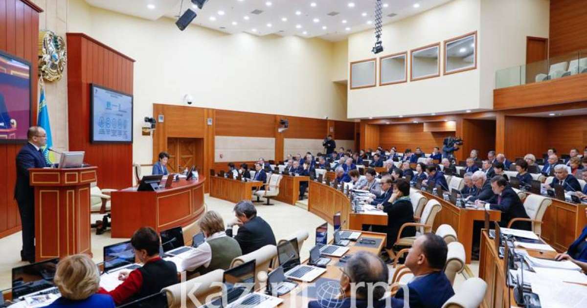 达吾然•阿巴耶夫就国家青年政策进行介绍