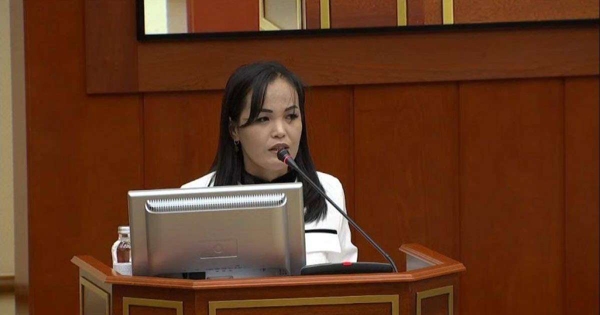 «Төрт кредитімді жаба алмай отырмын»: Несиеге батқан көпбалалы ана Мәжілісте сөз сөйледі