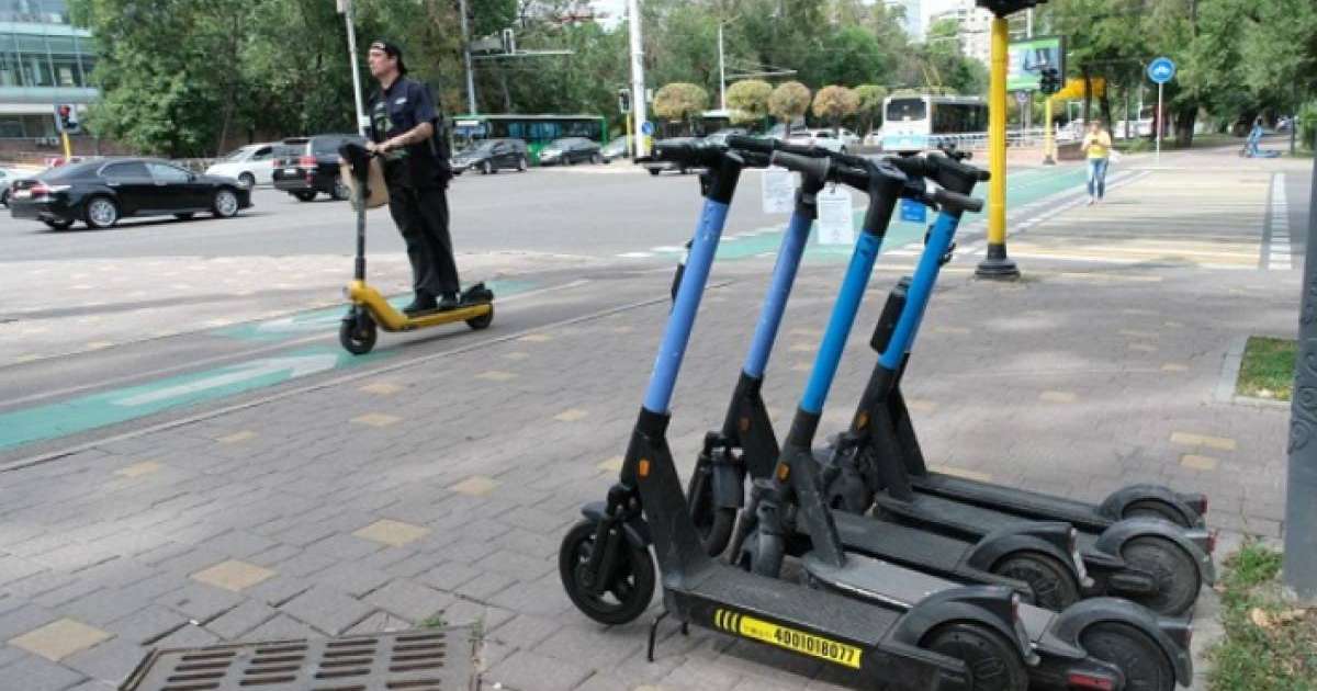 Алматыда тыр жалаңаш самокат тепкен қыз бен жігіт іздестірілуде (ВИДЕО)