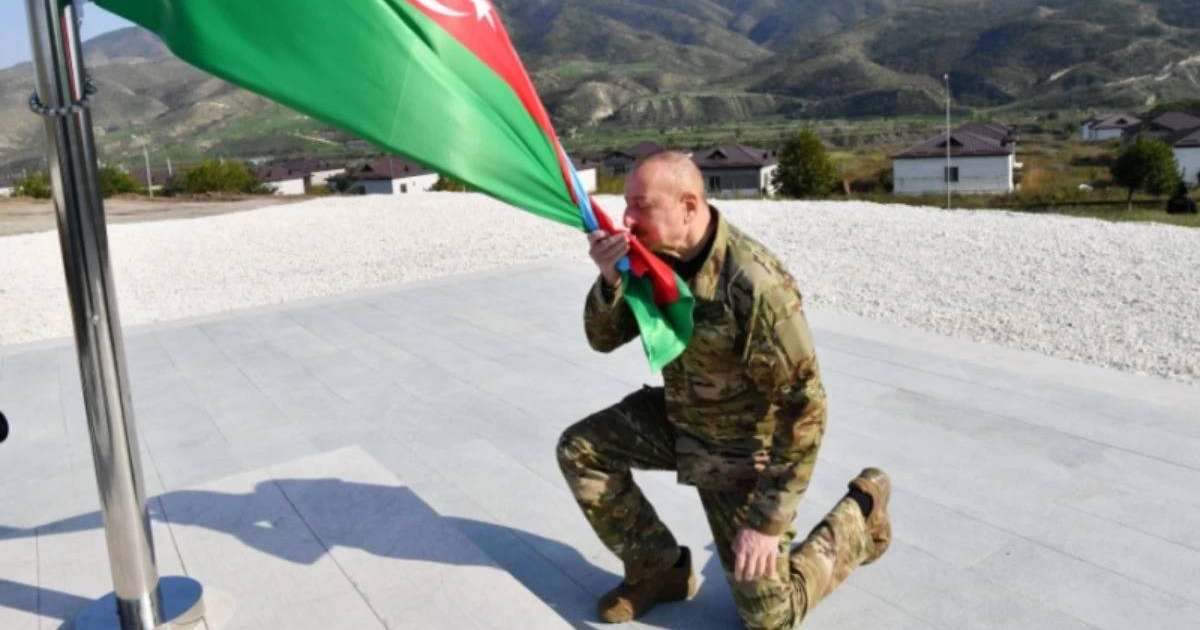 Ильхам Әлиев Қарабақ астанасында Әзірбайжан туын көтерді