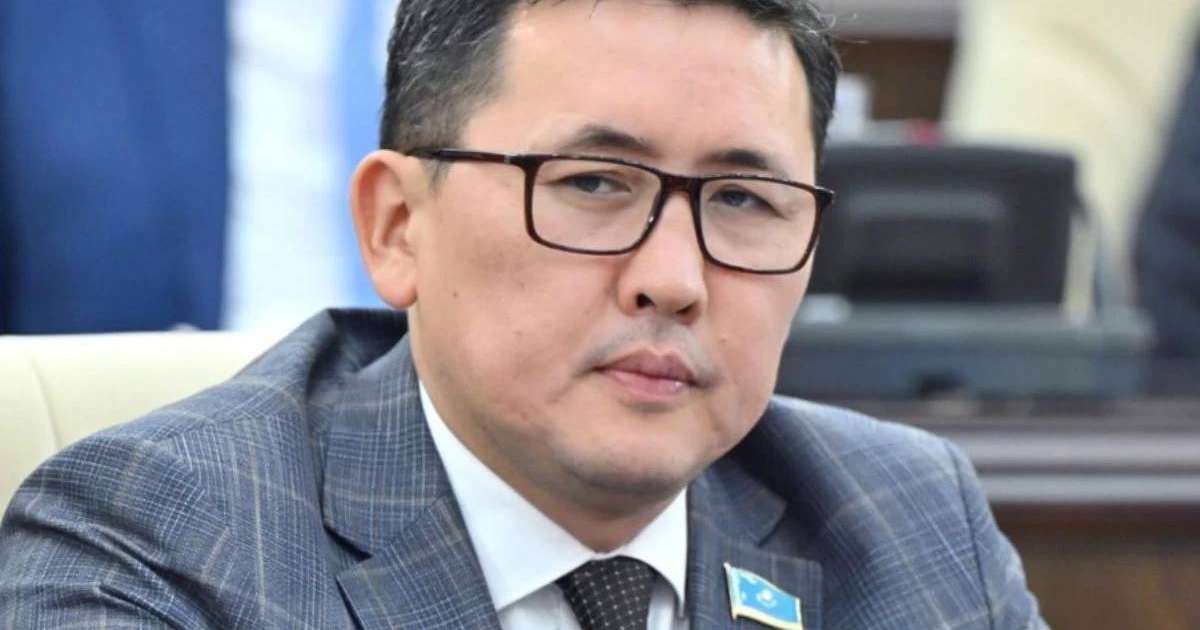 "Еркектер неге қартаяды?": Бұған дейін "көбейгісі келетінін" айтқан депутат тағы да күлкіге қалды