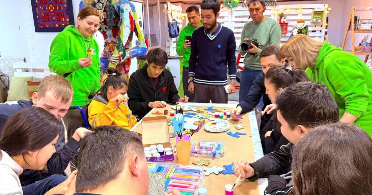 В Алматы особенные дети изготавливают новогодние игрушки из пластика