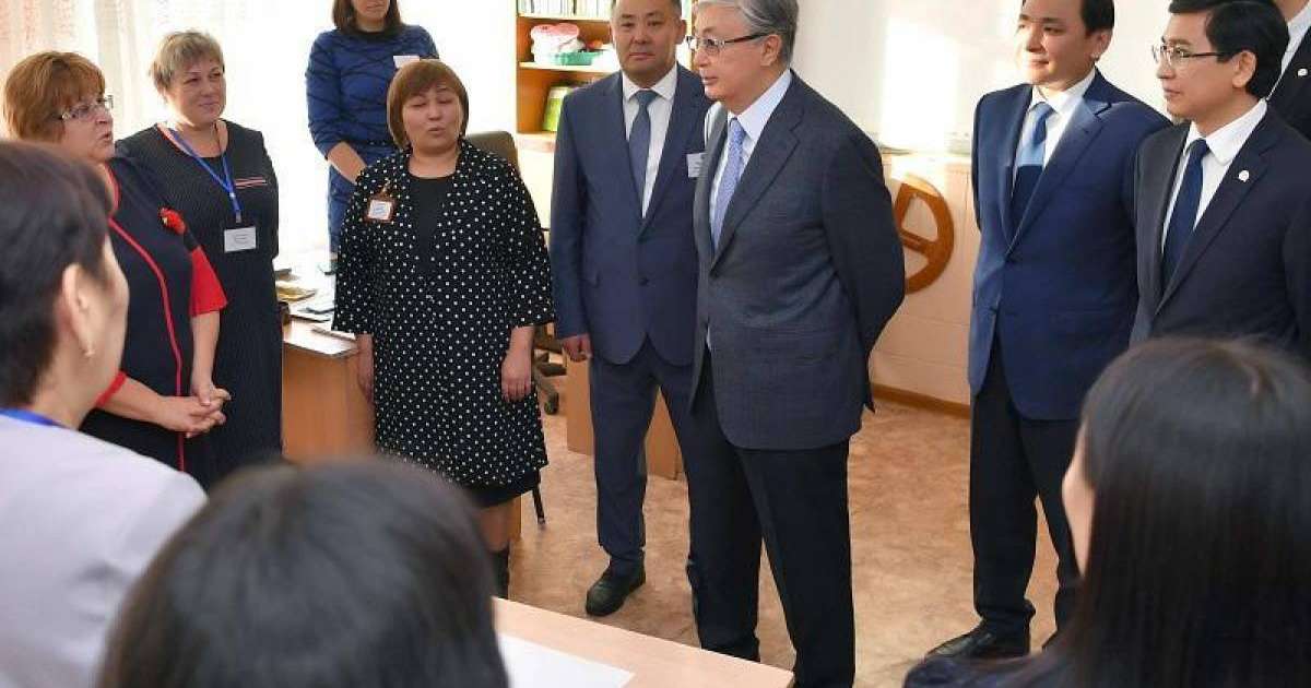 托卡耶夫总统视察首都教育机构