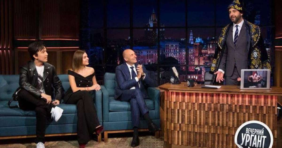 迪玛希为俄罗斯节目《夜间访谈》主持人赠送“洽袢”