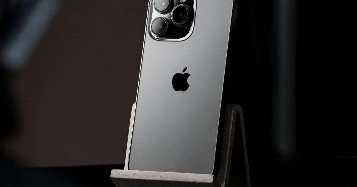 iPhone 15 смартфондары қызып кетеді: Apple компаниясы ақауды мойындап, қатені түзетуге уәде берді