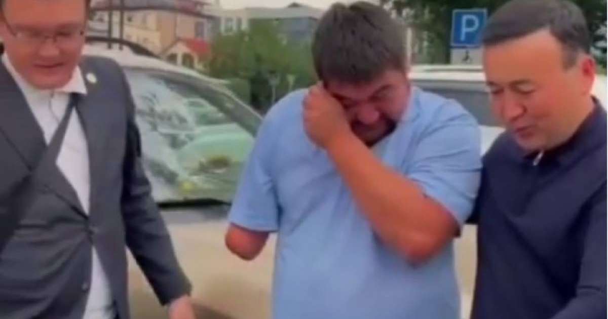 Шымкентте қолы жоқ такси жүргізушісіне Желі қолданушылары жаңа көлік сыйлады