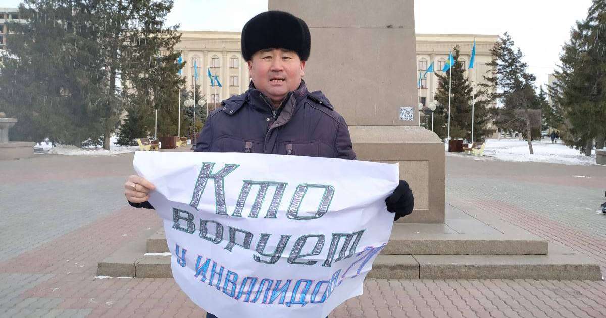 Оралда пикетке шыққан белсенді әлеуметтік төлемді талап етті