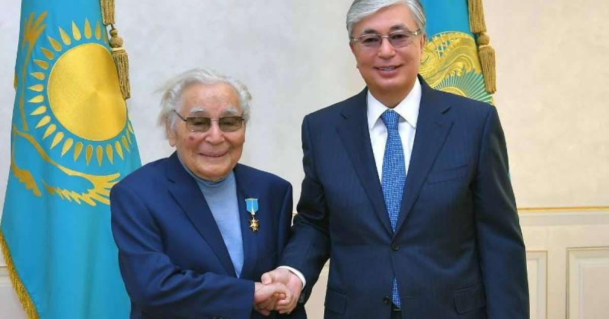 总统向作家阿布德加穆勒·诺尔佩斯沃夫授予“金星”奖