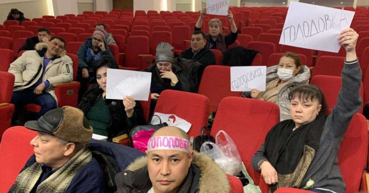 Нұр-Сұлтанда сот шешіміне наразылар "Нұр Отан" ғимаратында аштық жариялап отыр