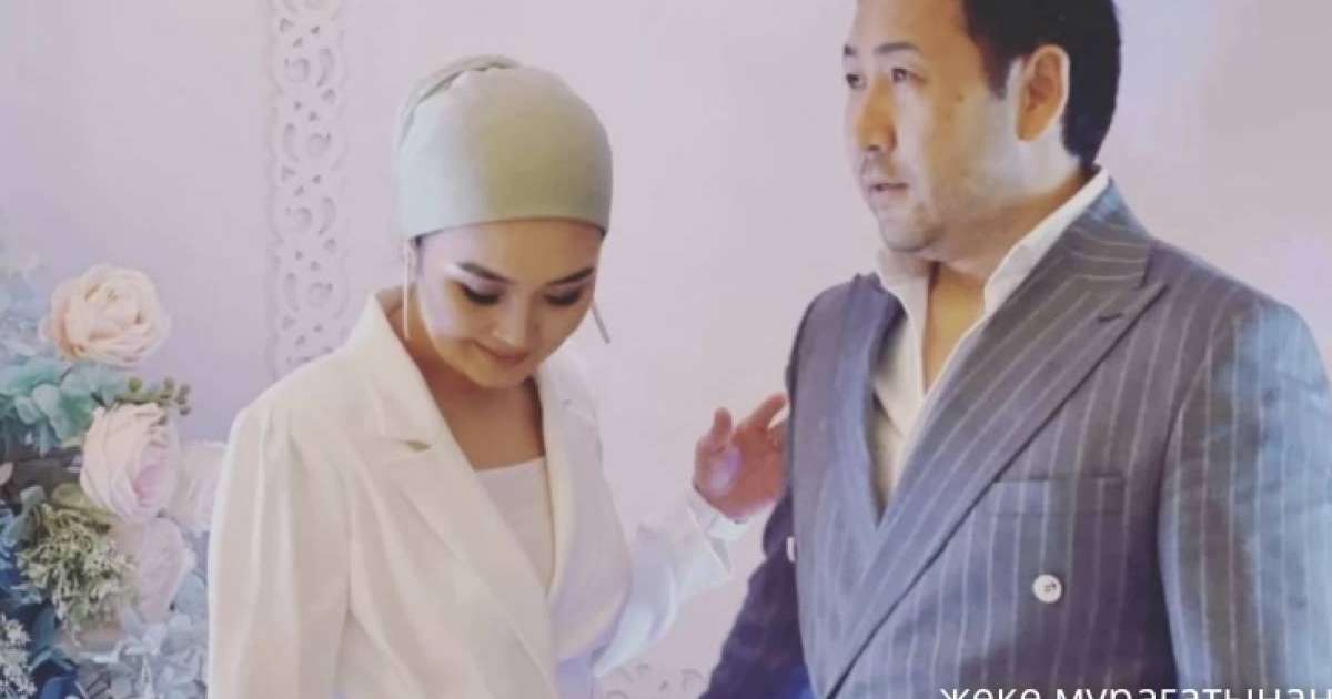 «Орынсыз қызғана берме»: Ғаділбек Жанай жұрттың көзінше әйелін жылатып қойды