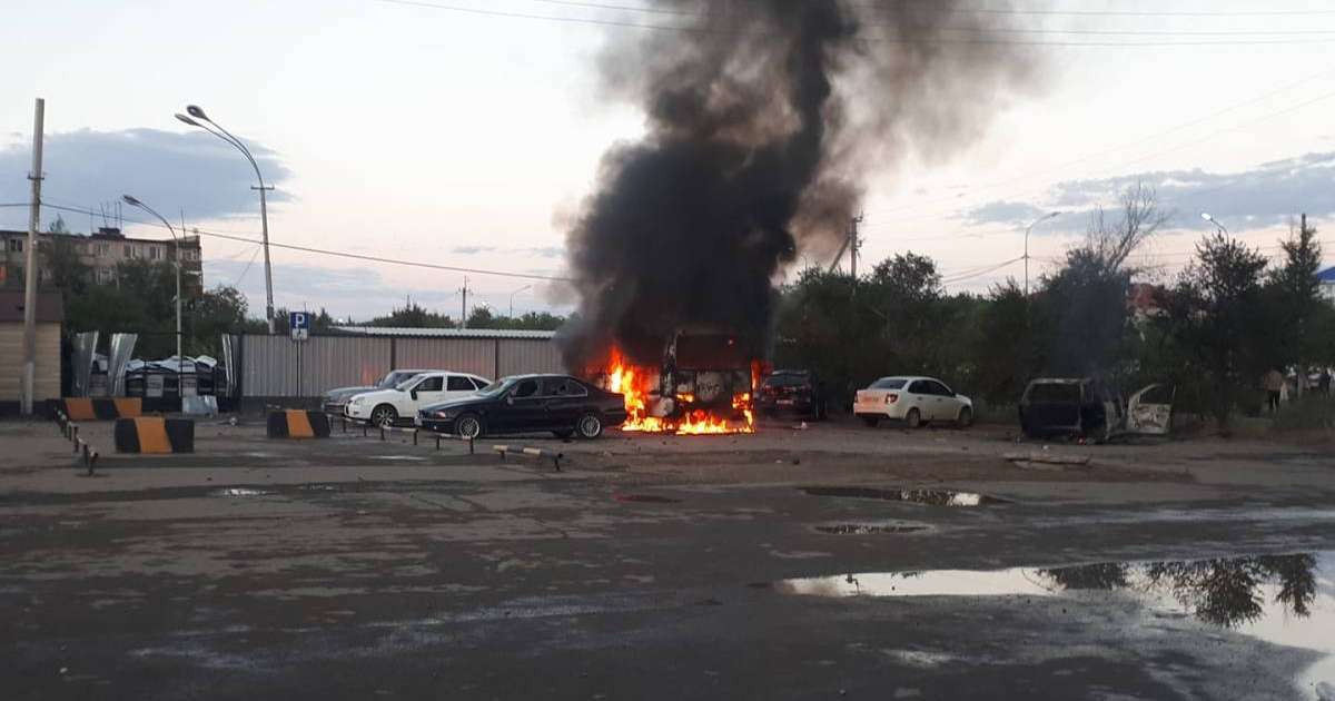 Собор жақтан бір нəрсе атылды: Сәтбаев оқиғасының ішінде болған журналист не болғанын айтты
