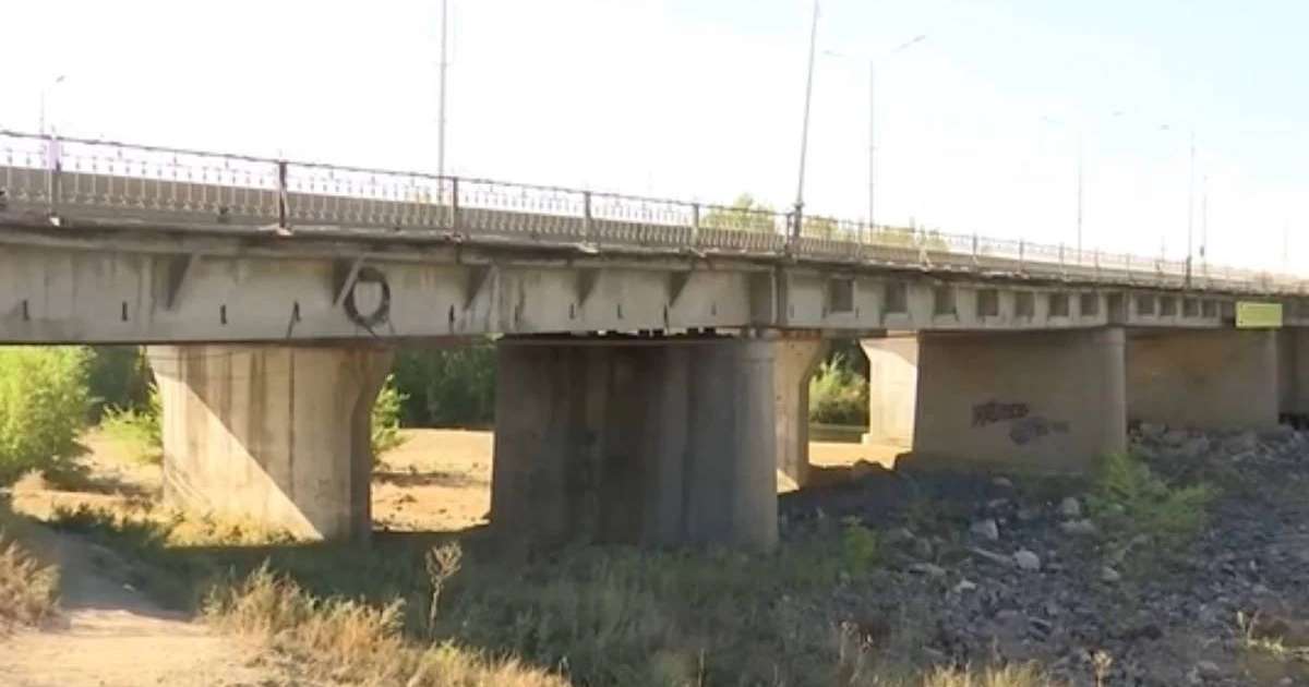 Ақтөбеде көпір астынан 19 жастағы студенттің асылып тұрған денесі табылды