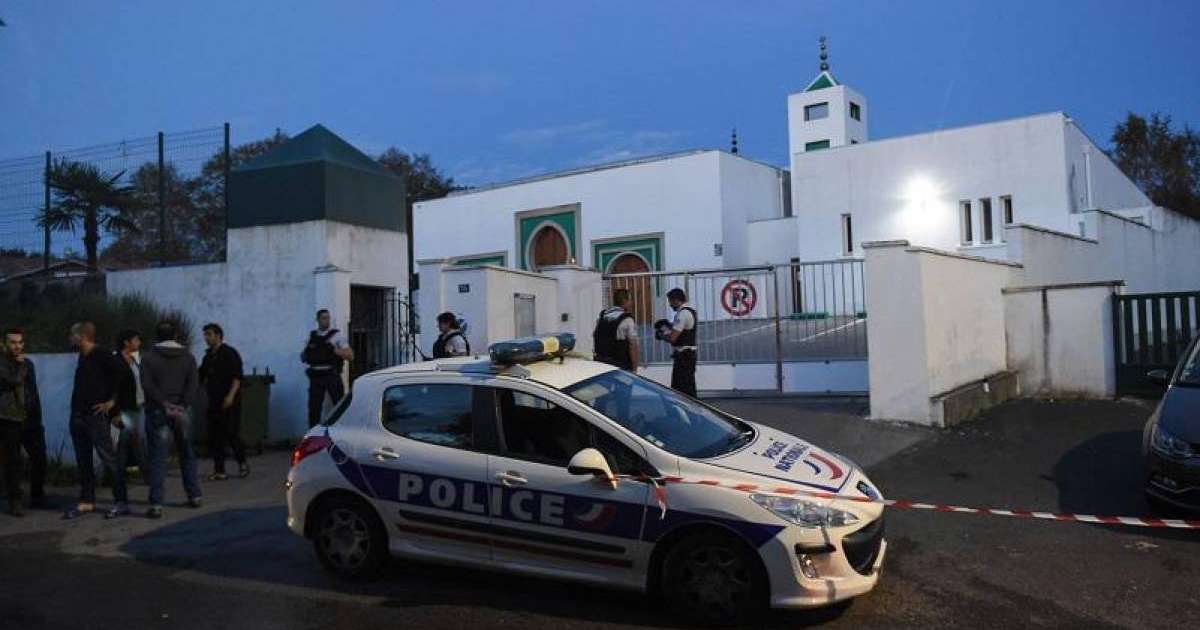 法国一清真寺附近发生枪击案 已致2人受伤