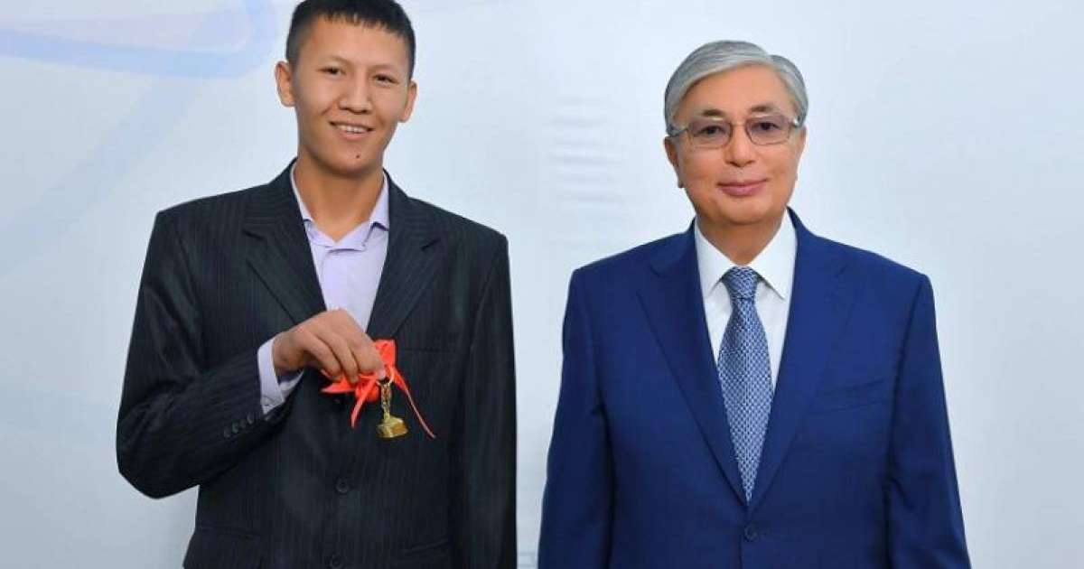 总统向“儿童之家”教师交付赠送新房钥匙