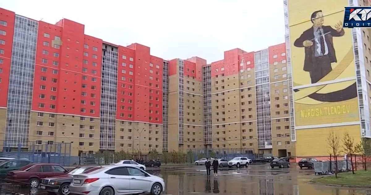 "Балалар үйде бас киіммен жүреді": Астанада мәдениет қызметкерлері берілген баспананың сапасына наразы