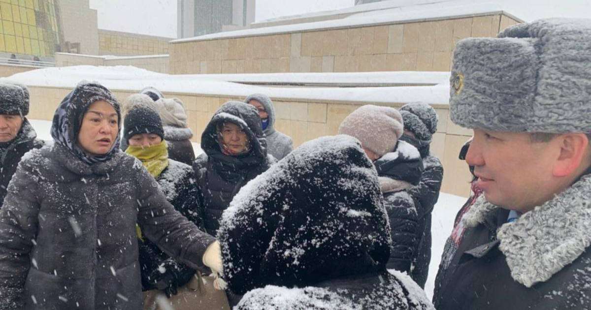 Ақорда маңына жиналған борышкерлер Тоқаев және Қошановпен кездесуді талап етті