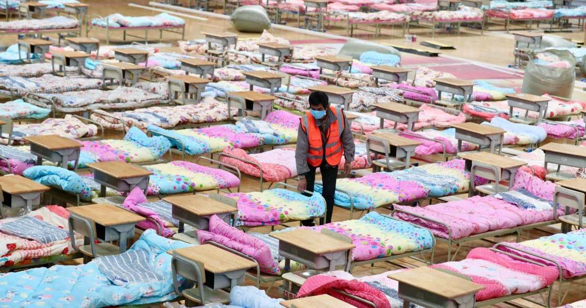 Қытайда эпидемия басталмай тұрып коронавирустан сақтандыруға тырысқан дәрігер көз жұмды