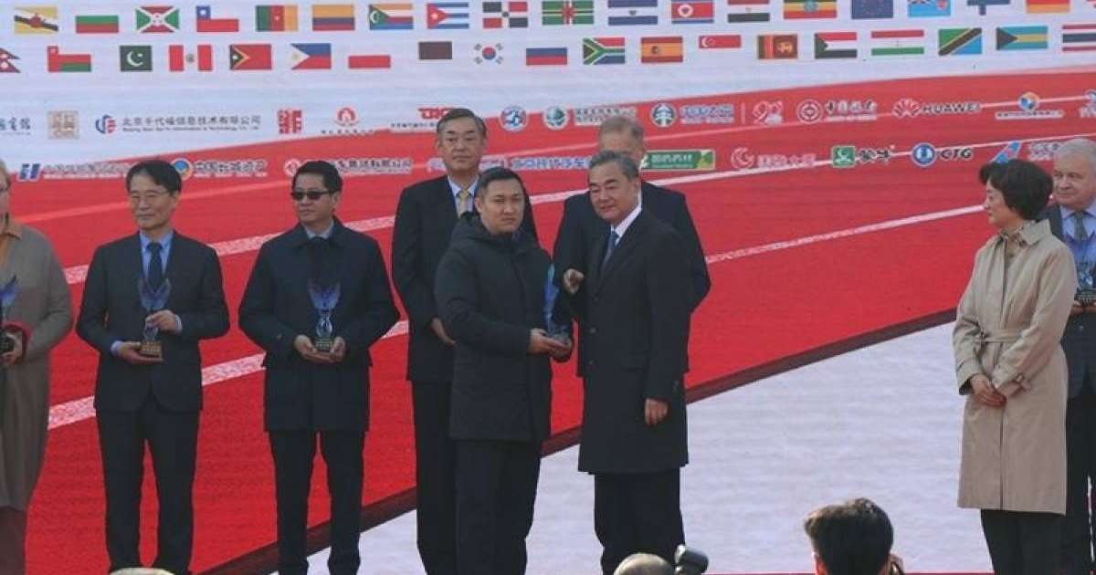 哈萨克斯坦驻华使馆参加“大爱无国界”国际义卖活动