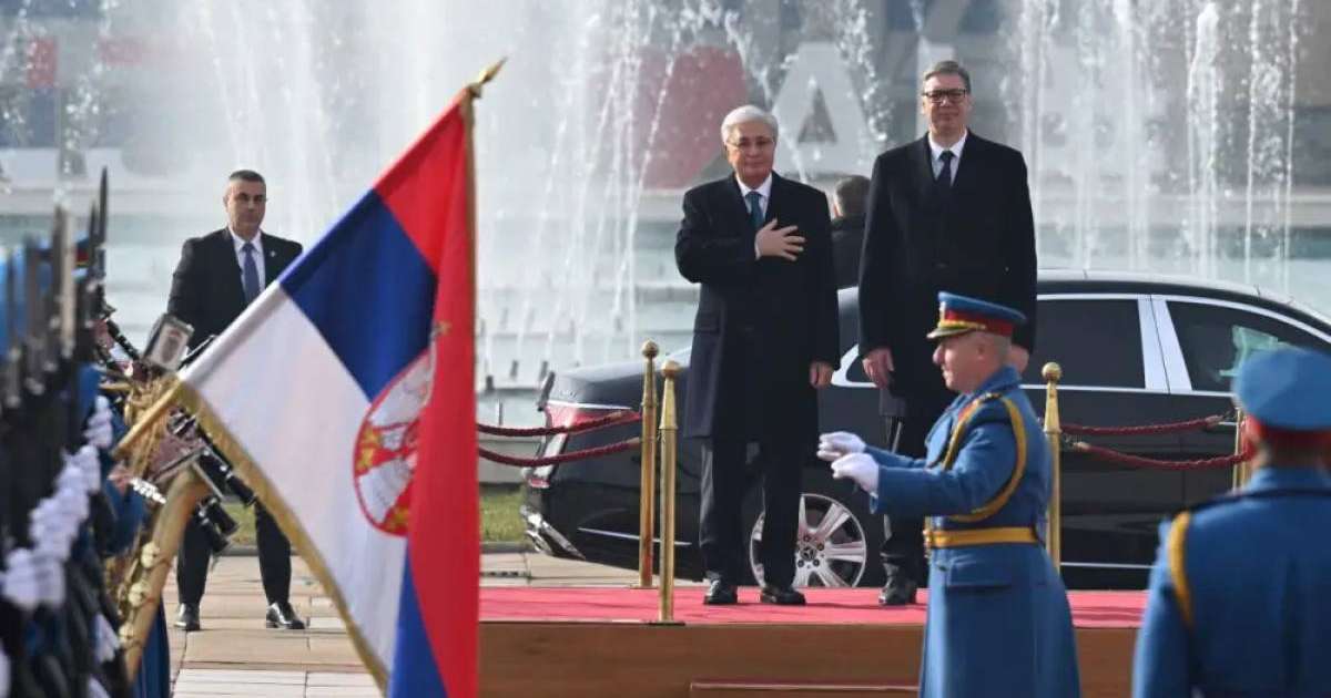 Сербиядағы Тоқаевты ресми қарсы алу рәсімінде зеңбіректен оқ атылды