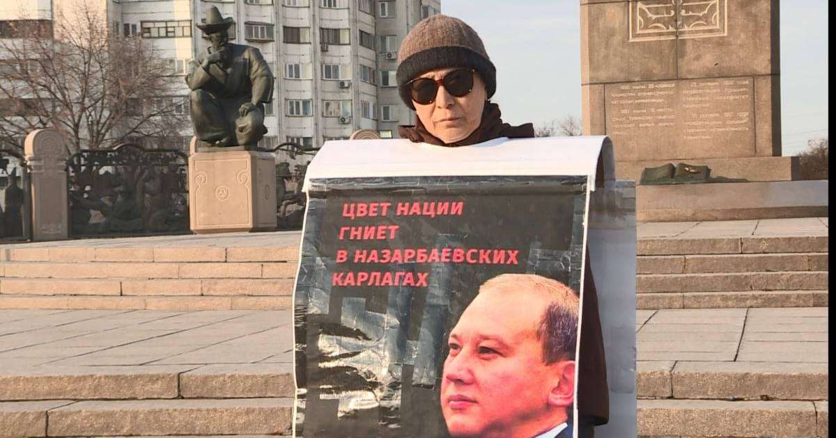 Саяси тұтқындарға бостандық сұраған белсенді жалғыз адам пикеті "эстафетасына" шықты
