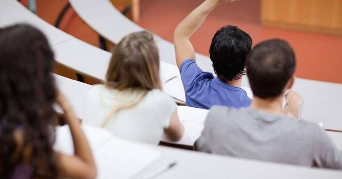 驻比利时大使会见该国哈萨克斯坦留学生