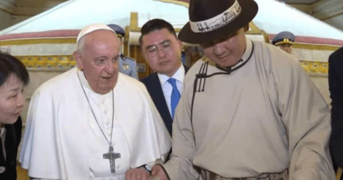 «Достықтың символы». Рим Папасы Моңғолияға Күйік ханның хатының ресми көшірмесін сыйлады