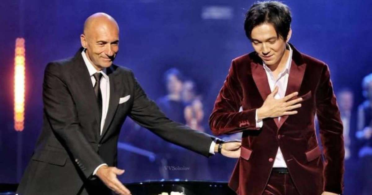 迪玛希在伊戈尔·克鲁托伊纽约庆典晚会上献唱