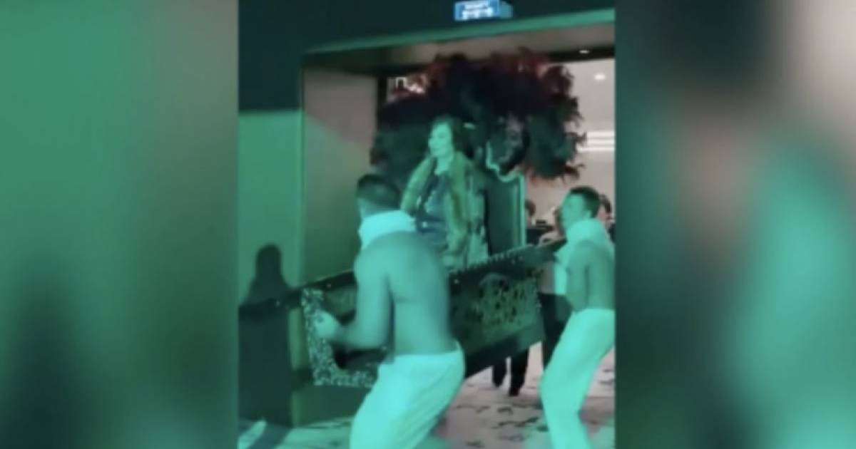 “Құтырған қатын”: Жартылай жалаңаш жігіттермен ағаш тақта отырған той иесі қызу талқыға түсті