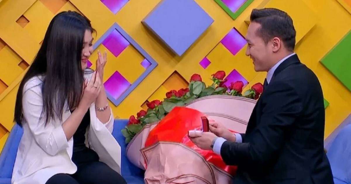 Отандық арна қызметкері тікелей эфирде сүйіктісіне ұсыныс жасады (видео)