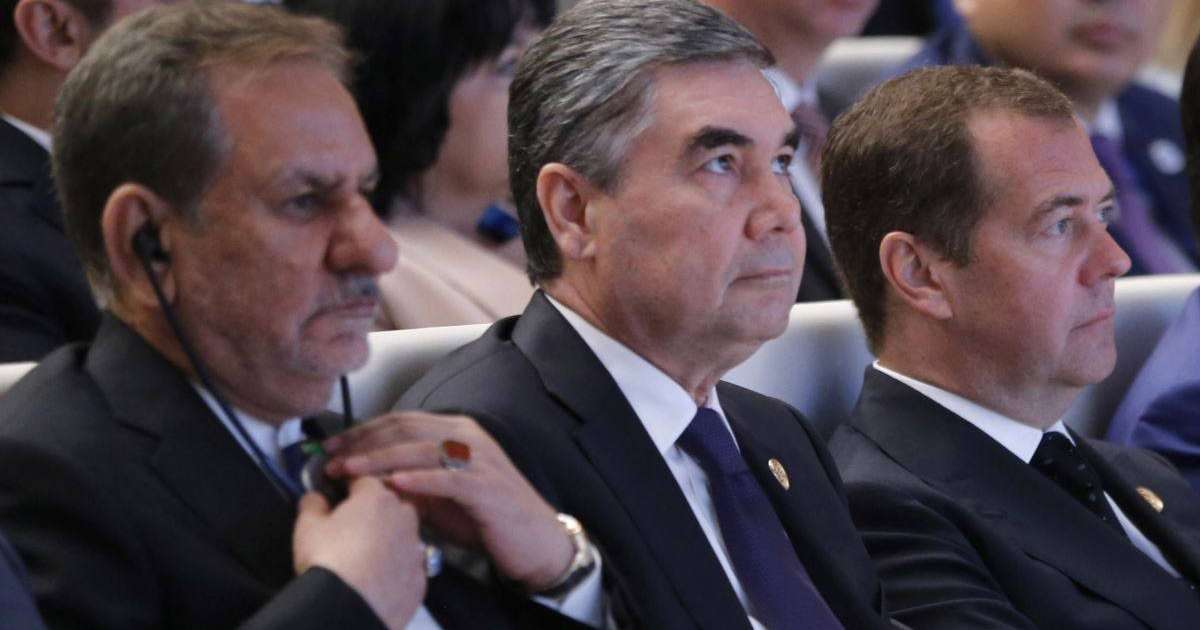 Түркіменстанда 40 жастан асқан шенеуніктер президент сияқты ақ шашпен жүруі тиіс