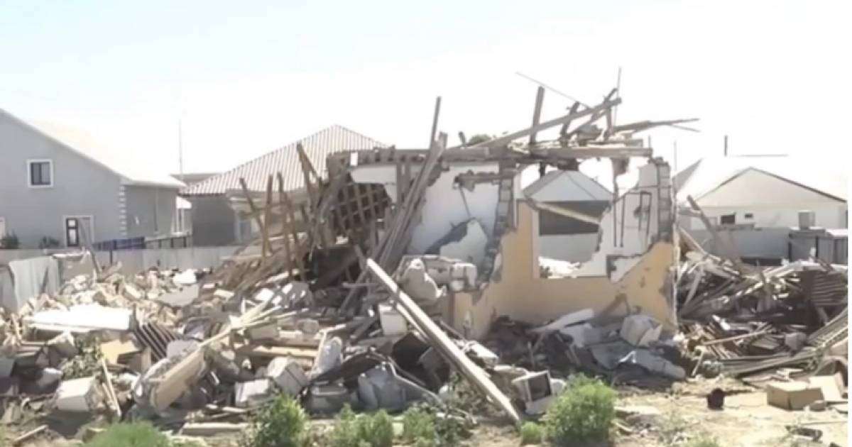 Атырауда ажырасқан еркек үйін бөліскісі келмей, трактормен күреп тастады