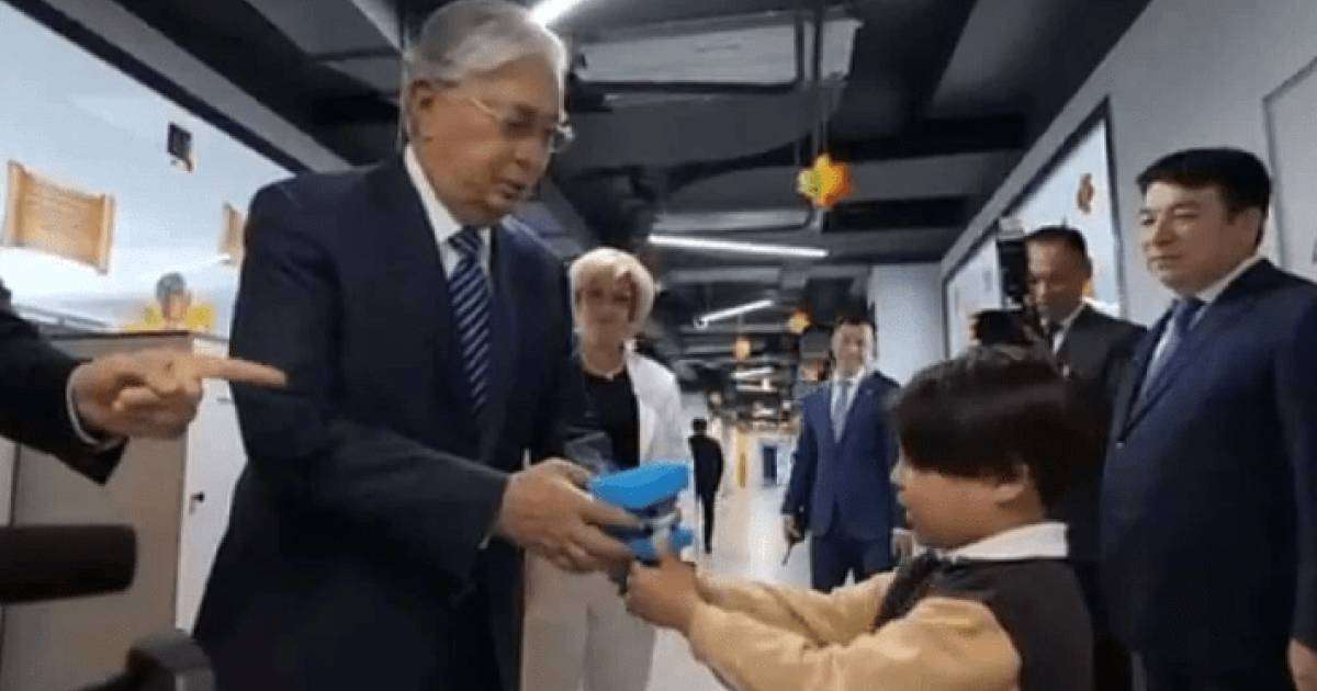 "Кездесуге үлгермей қалдым": Алматылық жеткіншек Тоқаевқа өз қолымен жасаған сыйлығын тарту етті (видео)