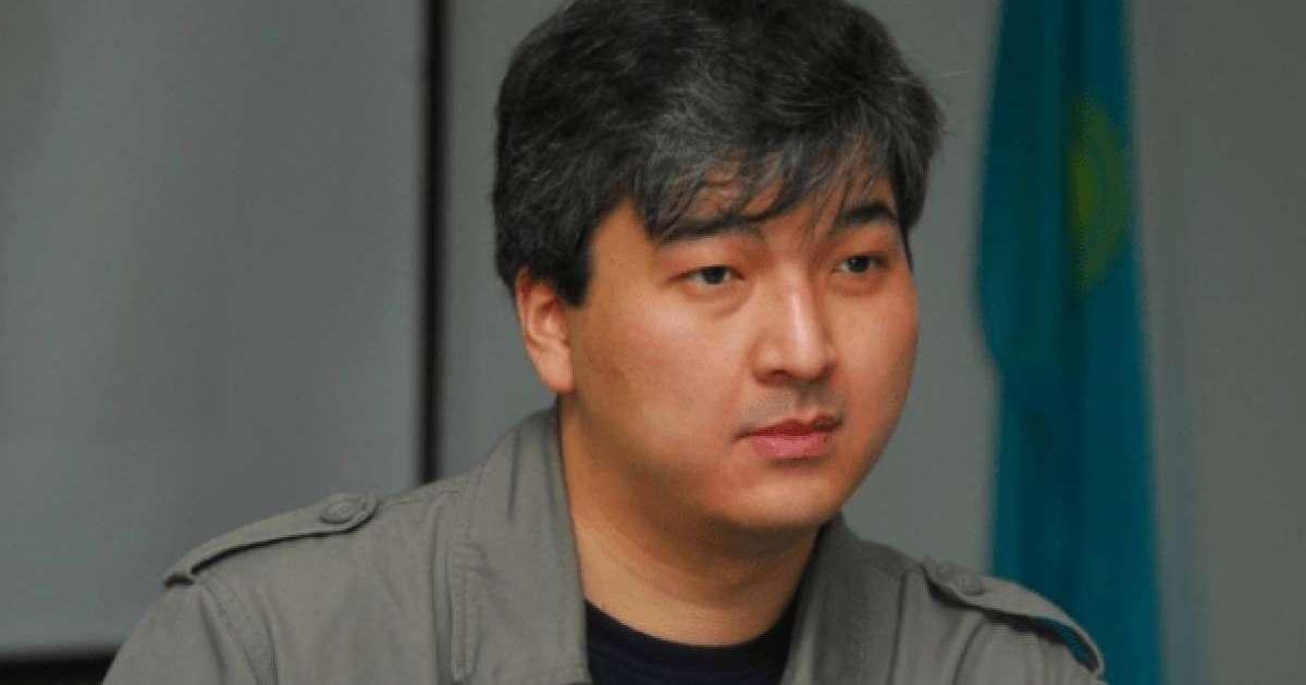 “Депутаттардың жұмысын халық бақылай алады”. Саясаттанушы депутаттарға чип орнатуды ұсынды