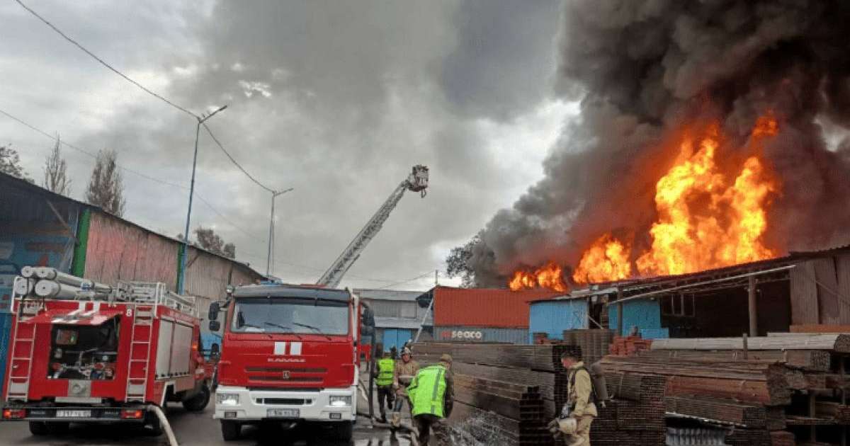 Алматыдағы барахолка өртеніп жатыр