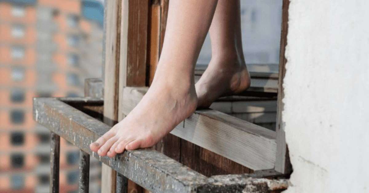 Астанада жас келіншек екі баласымен 10-қабаттан секірмек болды