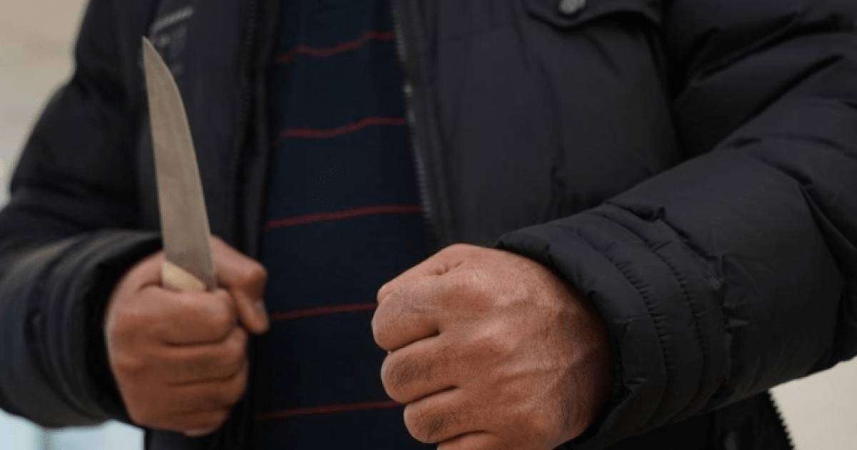 "Қызының көзінше қолдарын кесіп тастаған": Ашуға булыққан өзбекстандық көршісін пышақтап өлтірген