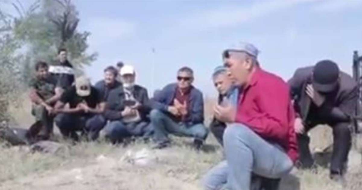 "Мынау өліктің жаназасында тұрғандардың бәрі тозаққа кетеді": Желіде тәңіршілердің жерлеу рәсімі тарап кетті (ВИДЕО)