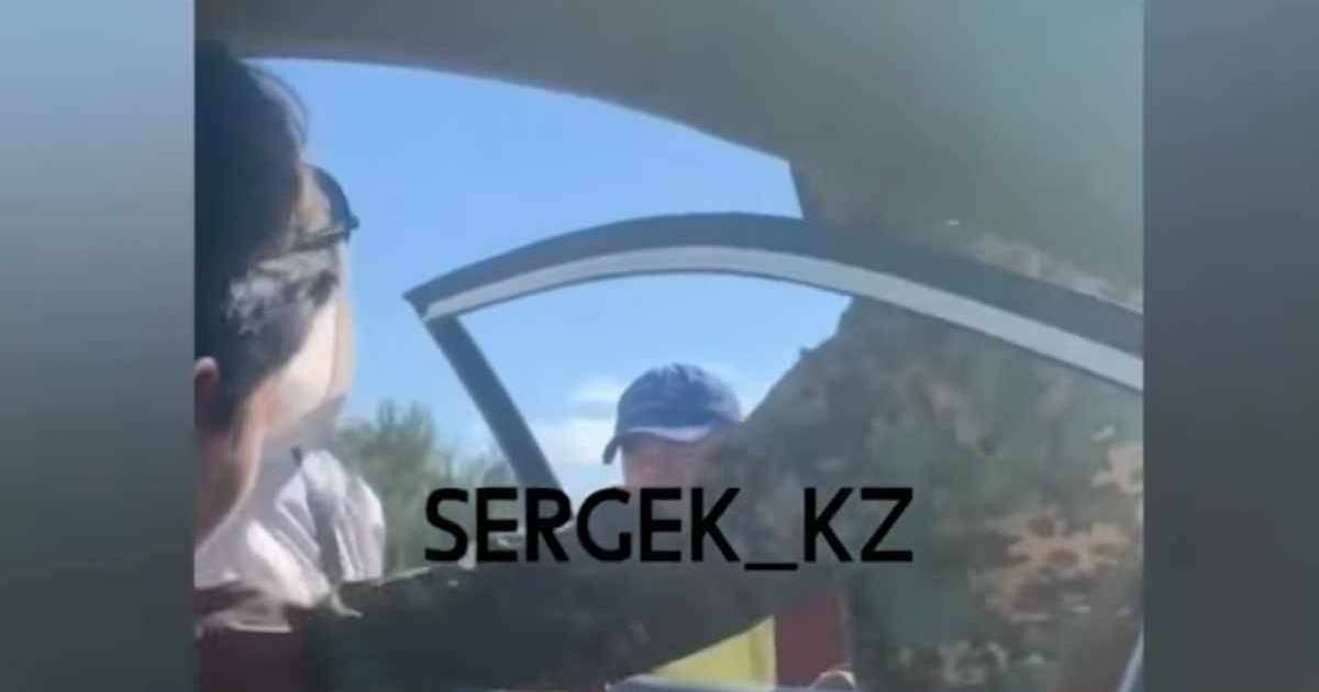 Алматыда автотұрақ бақылаушысы мен жүргізуші арасында тағы да жанжал шықты (видео)