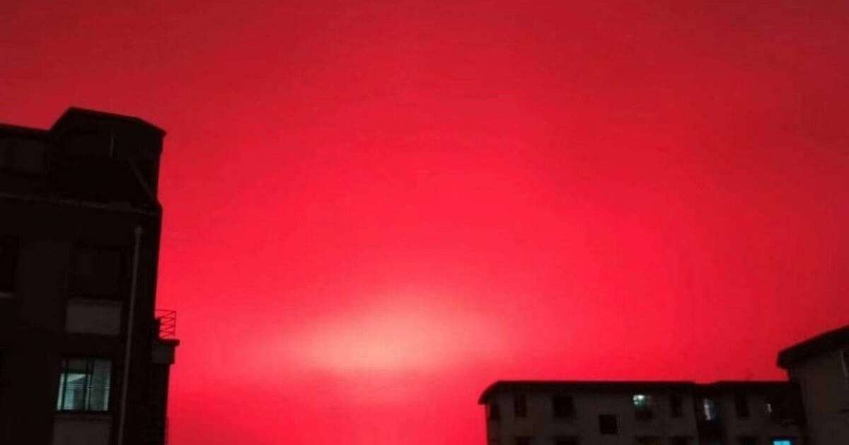 Қытайдың Шоушан қаласының аспаны қанқызыл түске боялып, тұрғындардың зәресі қашты