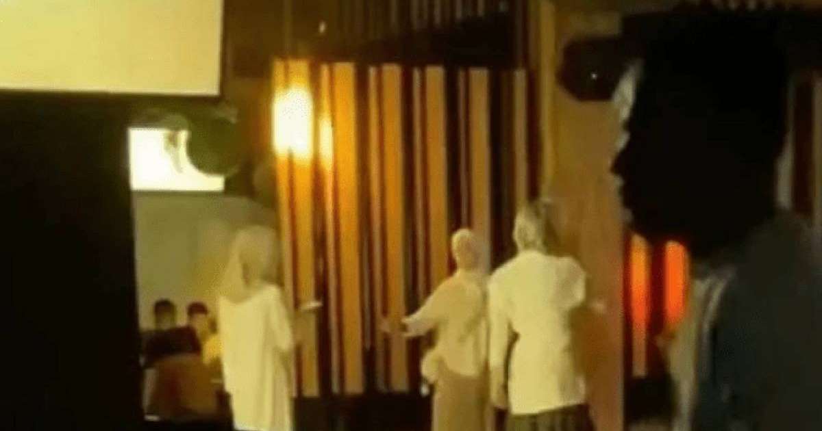 Түнгі клубта хиджап киген қыздар билеп жүр