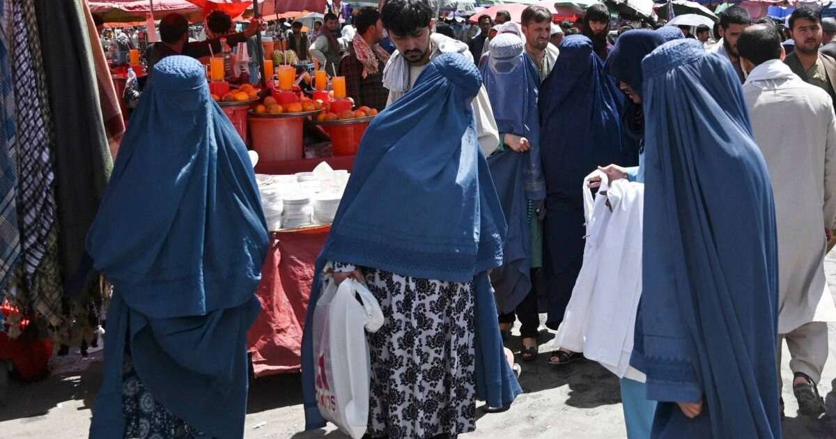 Тәліптер ауған әйелдеріне бетін, денесін толық жаппай көшеге шығуға тыйым салды